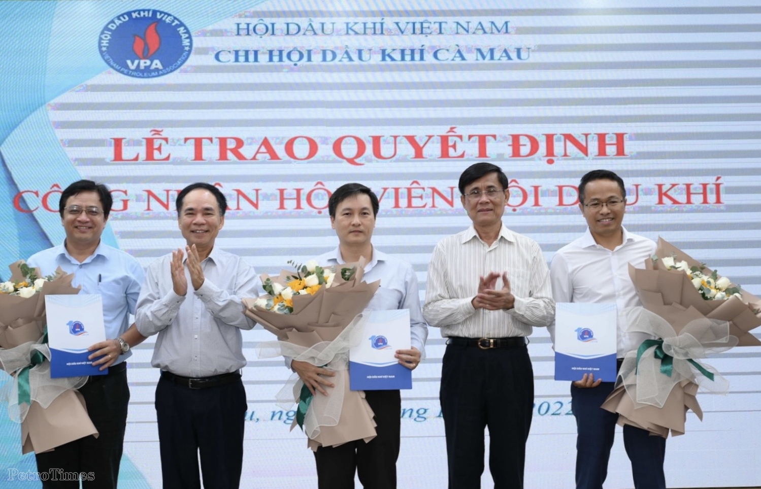 Thường trực Hội DKVN trao quyết định công nhận Hội viên tổ chức cho 03 đơn vị Khí – Điện – Đạm Cà Mau