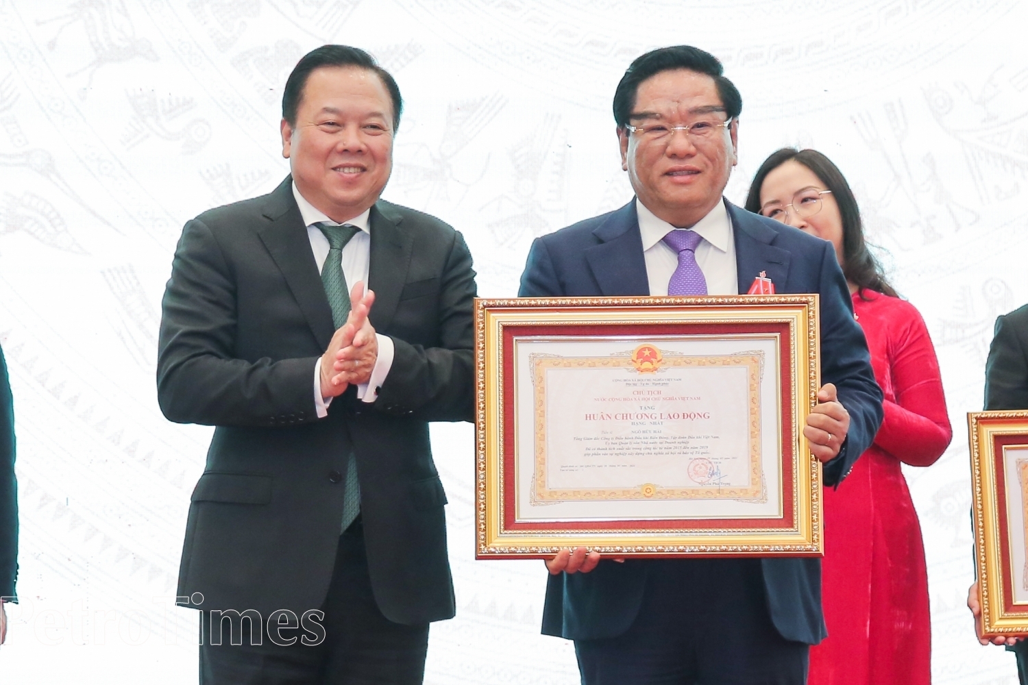 hừa ủy quyền của Chủ tịch Nước, ông Nguyễn Hoàng Anh, Chủ tịch Ủy ban đã trao tặng Huân chương Lao động hạng Nhất cho ông Ngô Hữu Hải, Tổng Giám đốc BIENDONG POC