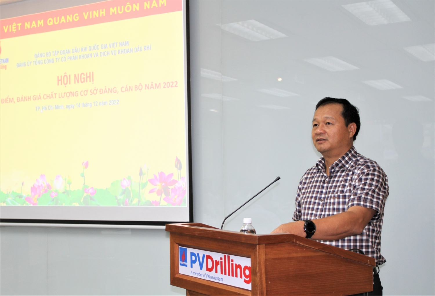 Đồng chí Mai Thế Toàn - Phó Bí thư Đảng ủy, Chủ tịch HĐQT PV Drilling báo cáo kiểm điểm tập thể HĐQT Tổng công ty.