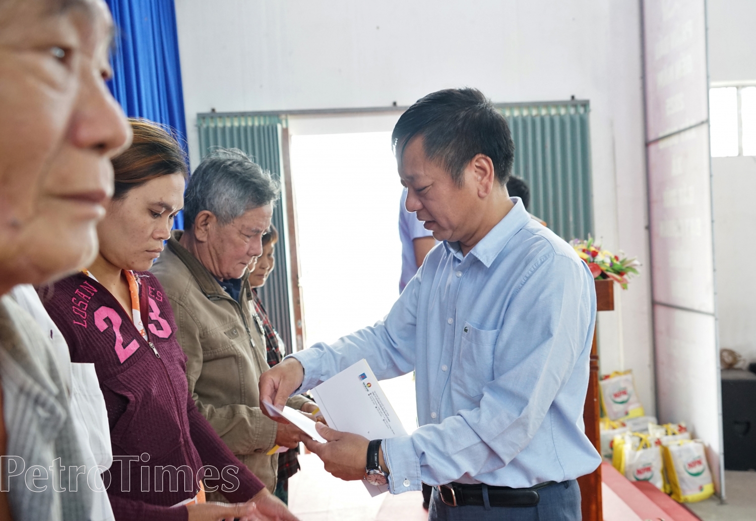 Đoàn Đại biểu các Ủy ban của Quốc hội trao quà đến các hộ nghèo Đất Mũi