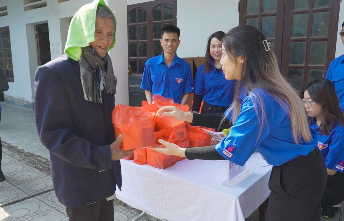 Đoàn Thanh niên PV Power tổ chức cấp phát thuốc và khám bệnh cho nhân dân tại Phú Thọ