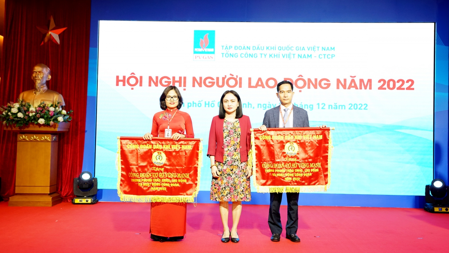 Công đoàn Dầu khí Việt Nam trao cờ Thi đua cho 2 tổ chức công đoàn xuất sắc nổi bật của PV GAS