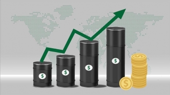 Giá dầu thế giới tăng 2% do lo ngại về nguồn cung