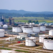 Tin tức kinh tế ngày 23/12: Việt Nam chi hơn 8 tỉ USD nhập xăng dầu
