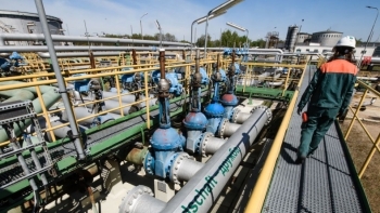 Ukraine tăng mạnh phí vận chuyển dầu Nga sang châu Âu