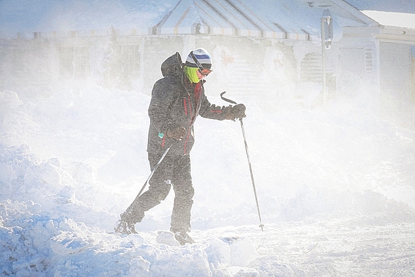 Người dân trượt tuyết ngoài trời ở Buffalo sau khi bão tuyết đổ bộ