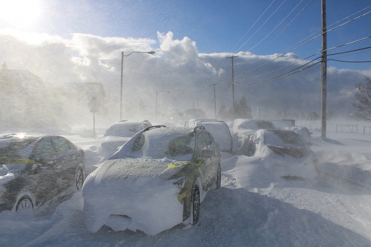 Các con đường ở thành phố Buffalo, New York còn rất nhiều ôtô, xe buýt, xe cứu thương và xe kéo bị chôn vùi trong tuyết. 