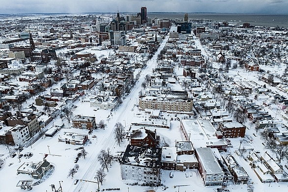 Các tòa nhà trong trận bão tuyết ở Buffalo, New York, Mỹ nhìn từ trên cao.