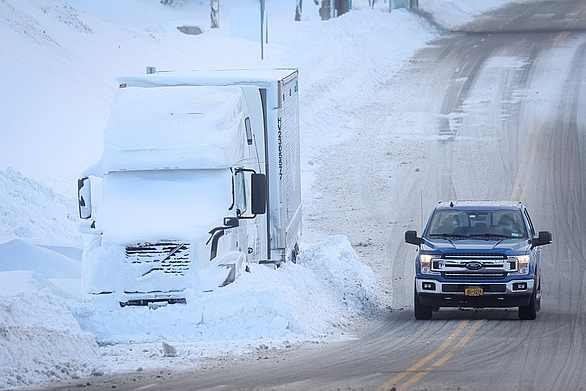Một chiếc xe bị kẹt trên đường ở Buffalo, Mỹ ngày 25-12 