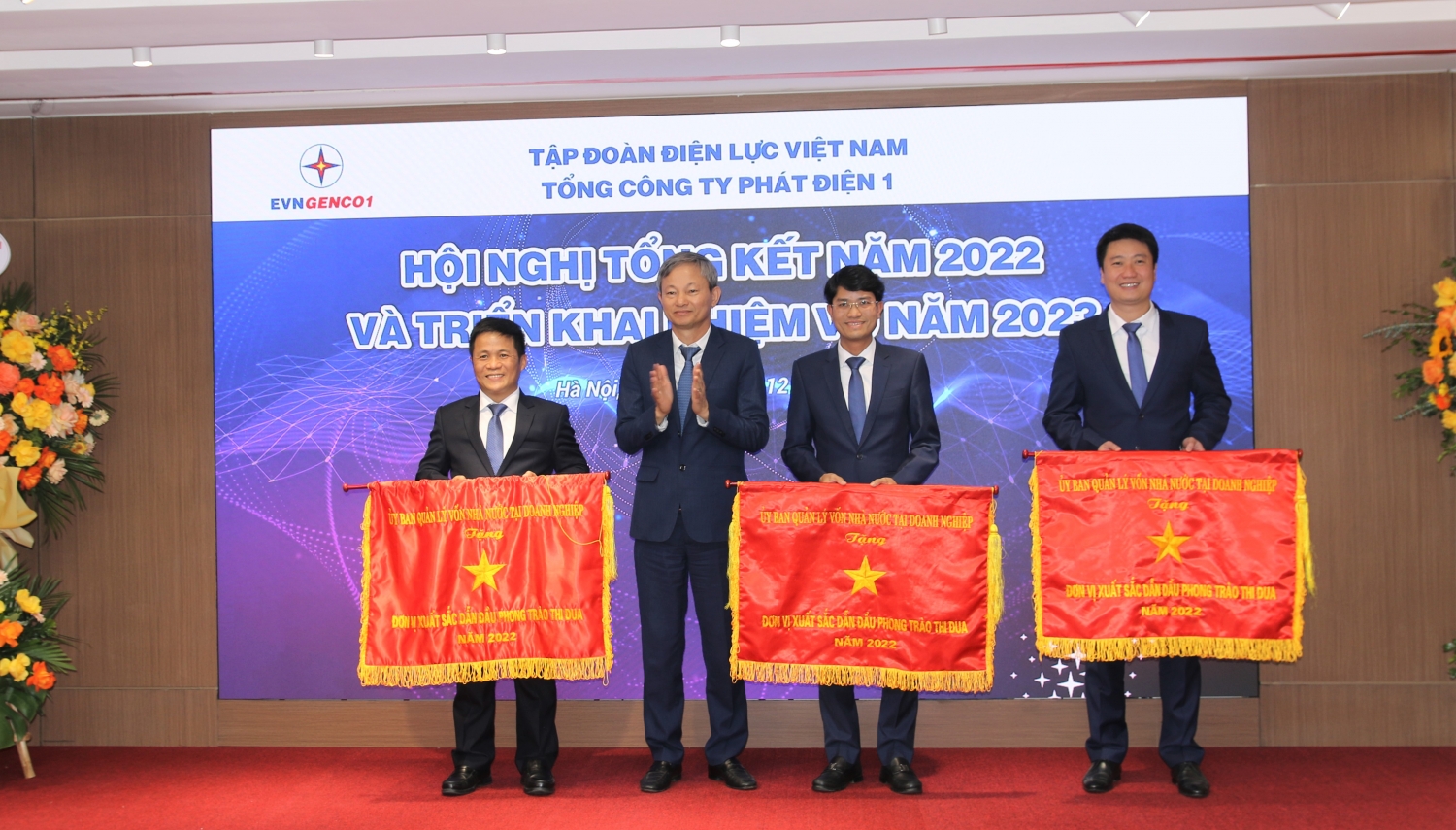 Ông Trần Đình Nhân - Tổng giám đốc EVN trao Cờ thi đua của Ủy ban quản lý vốn Nhà nước tại doanh nghiệp cho Công ty Thủy điện Đồng Nai, Công ty Nhiệt điện Nghi Sơn và Ban Pháp chế.