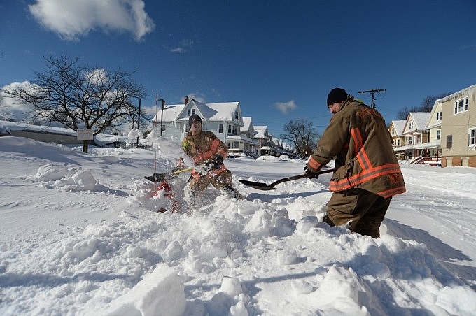 Lính cứu hỏa dọn tuyết ngập tới đầu gối ở Buffalo, New York ngày 20/12.