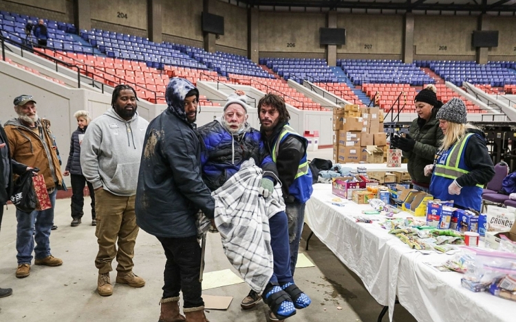 Tại Broadbent Arena ở Louisville, những người vô gia cư được di chuyển tới nơi trú ẩn hôm 23/12 trong bối cảnh bão tuyết hoành hành.