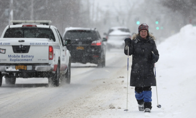 Một đoạn đường đã thông xe tại thành phố Buffalo, nơi chịu tác động nặng nhất bởi bão tuyết ở bang New York, vào ngày 26/12.