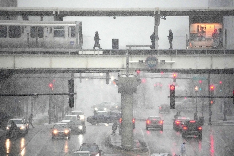 Hoạt động giao thông tại ga Roosevelt khi bão tuyết ập đến Chicago ngày 22/12.