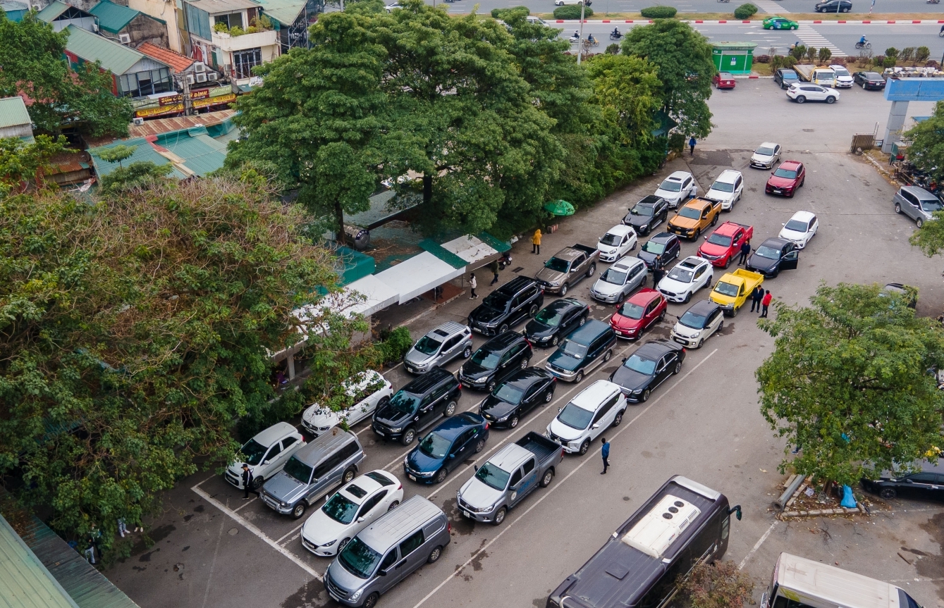 Hà Nội: Ôtô xếp hàng dài chờ đến lượt đăng kiểm