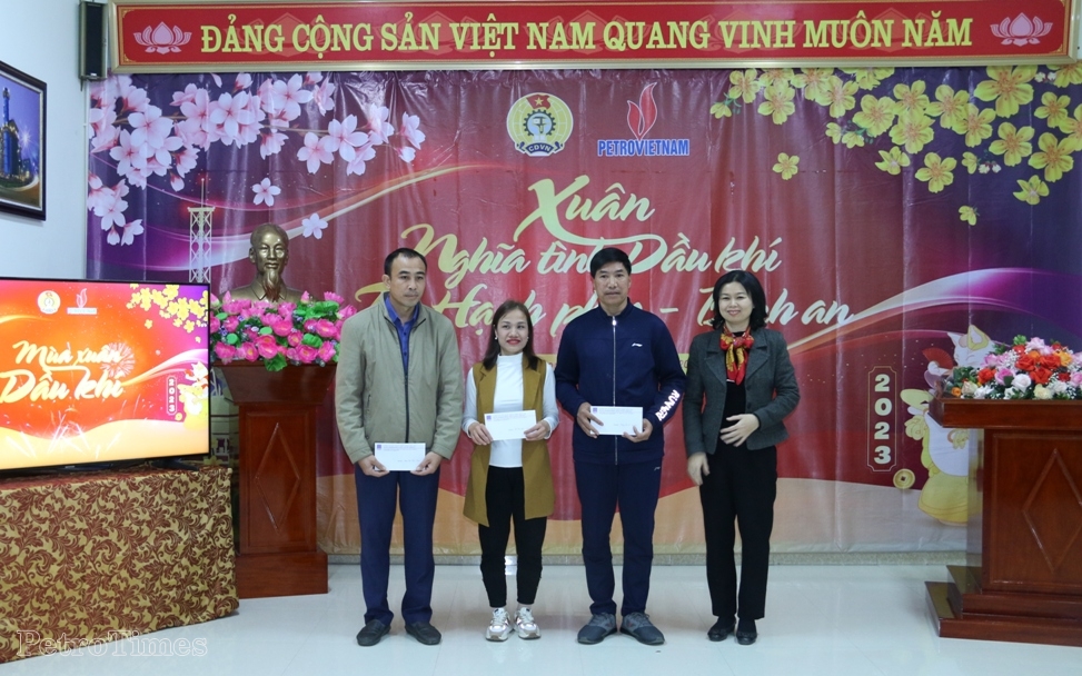 Ấm áp “Xuân nghĩa tình Dầu khí - Tết hạnh phúc, bình an Ấm áp “Xuân nghĩa tình Dầu khí - Tết hạnh phúc, bình an