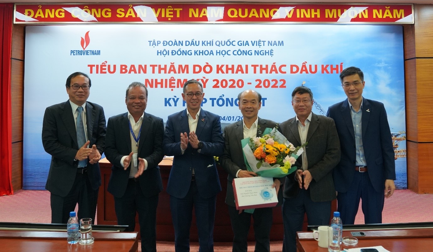 Ông Trần Bình Minh, Thành viên Hội đồng Thành viên Tập đoàn và Thường trực Tiểu ban tặng quà lưu niệm cho ông Nguyễn Ngọc Hoàn, Nguyên Phó Trưởng Tiểu ban đã có đóng góp tích cực cho hoạt động của Tiểu ban trong Nhiệm kỳ 2020-2022