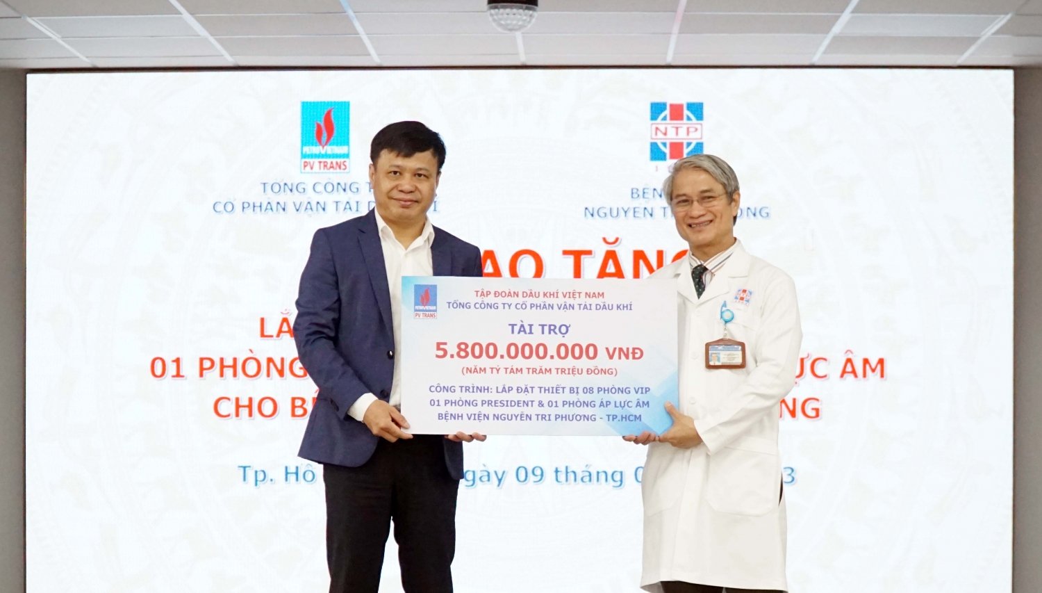 PVTrans trao tặng bảng tài trợ công trình cho Bệnh viện Nguyễn Tri Phương
