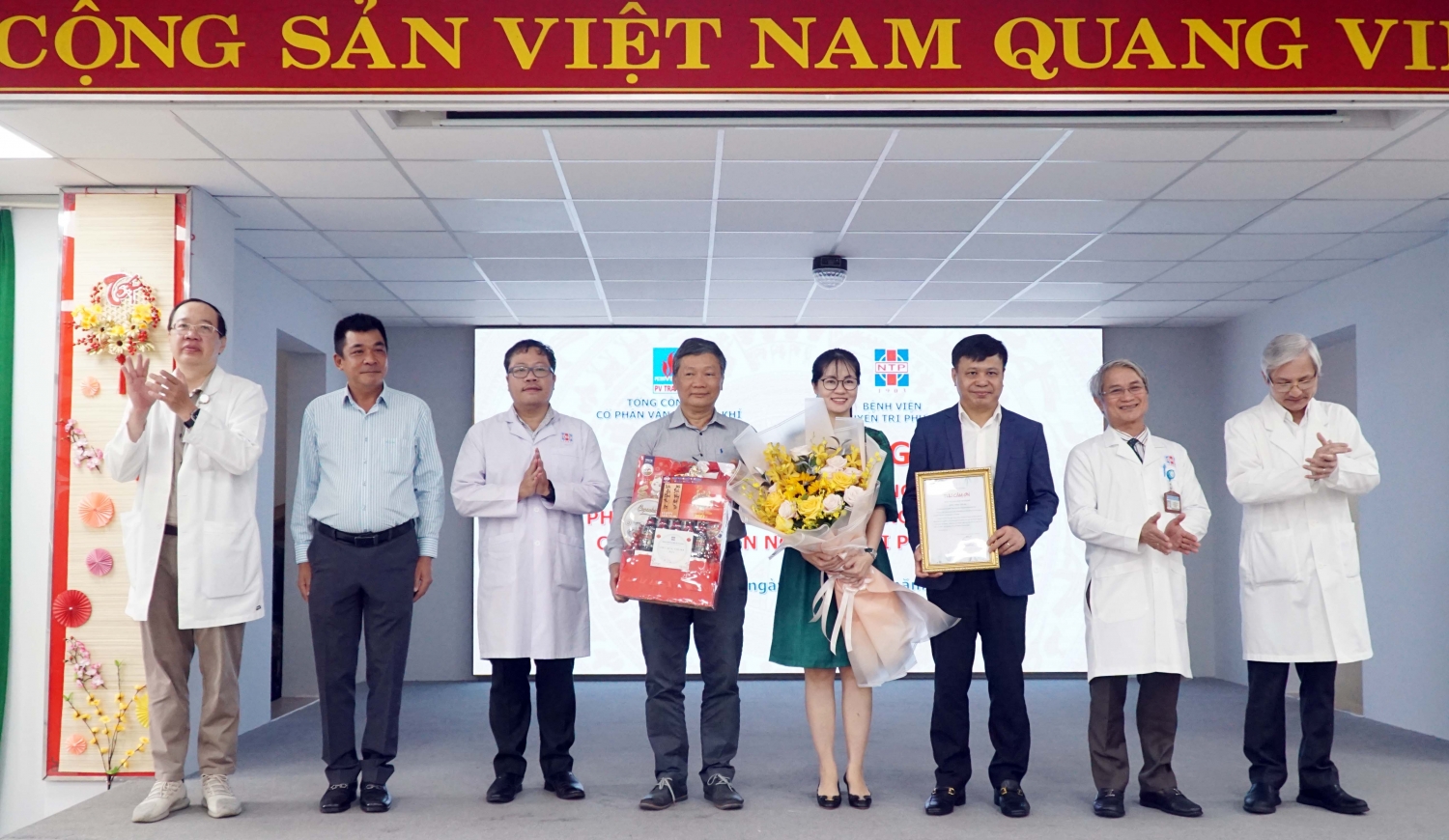 Bệnh viện Nguyễn Tri Phương trao thư cảm ơn cho PVTrans