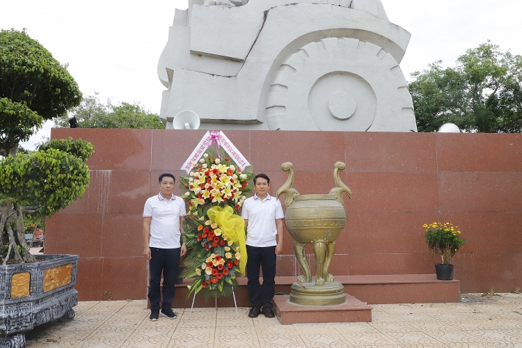 Đảng bộ Trường Đại học Dầu khí Việt Nam (PVU) tổ chức hành trình giáo dục truyền thống lịch sử tại di tích lịch sử quốc gia - Tượng đài chiến thắng La Ngà Đảng bộ Trường Đại học Dầu khí Việt Nam tổ chức giáo dục truyền thống lịch sử tại Di tích chiến thắng La Ngà