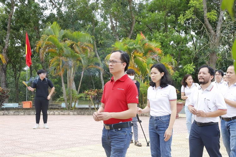 Đảng bộ Trường Đại học Dầu khí Việt Nam (PVU) tổ chức hành trình giáo dục truyền thống lịch sử tại di tích lịch sử quốc gia - Tượng đài chiến thắng La Ngà Đảng bộ Trường Đại học Dầu khí Việt Nam tổ chức giáo dục truyền thống lịch sử tại Di tích chiến thắng La Ngà