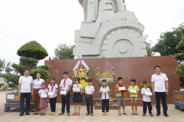 Đảng bộ Trường Đại học Dầu khí Việt Nam tổ chức giáo dục truyền thống lịch sử tại Di tích chiến thắng La Ngà