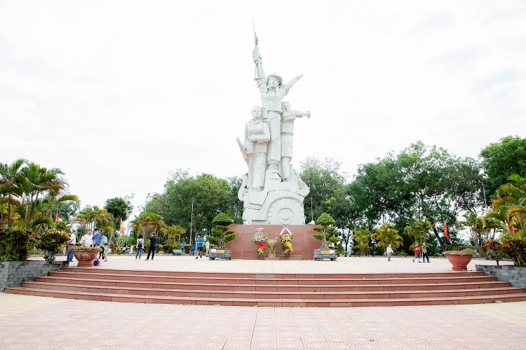 Đảng bộ Trường Đại học Dầu khí Việt Nam tổ chức giáo dục truyền thống lịch sử tại Di tích chiến thắng La Ngà