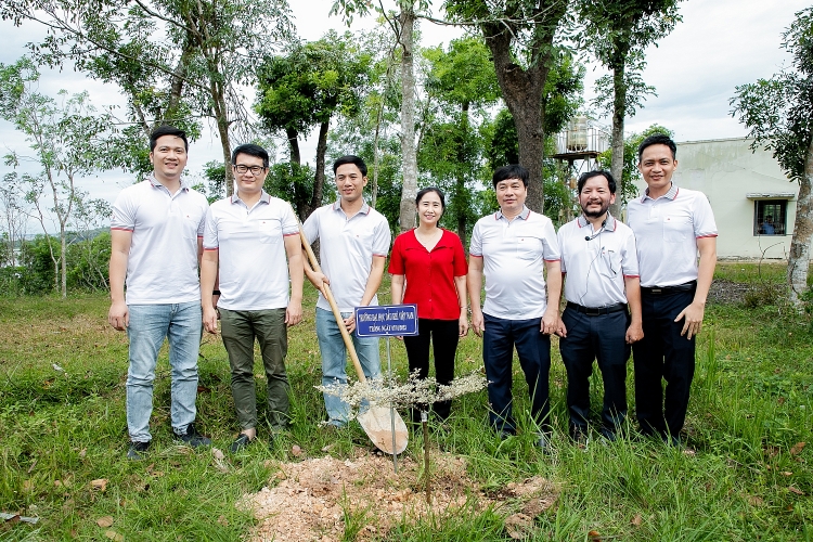 Đảng bộ Trường Đại học Dầu khí Việt Nam (PVU) tổ chức hành trình giáo dục truyền thống lịch sử tại di tích lịch sử quốc gia - Tượng đài chiến thắng La Ngà Đảng bộ Trường Đại học Dầu khí Việt Nam tổ chức giáo dục truyền thống lịch sử tại Di tích chiến thắng La Ngà