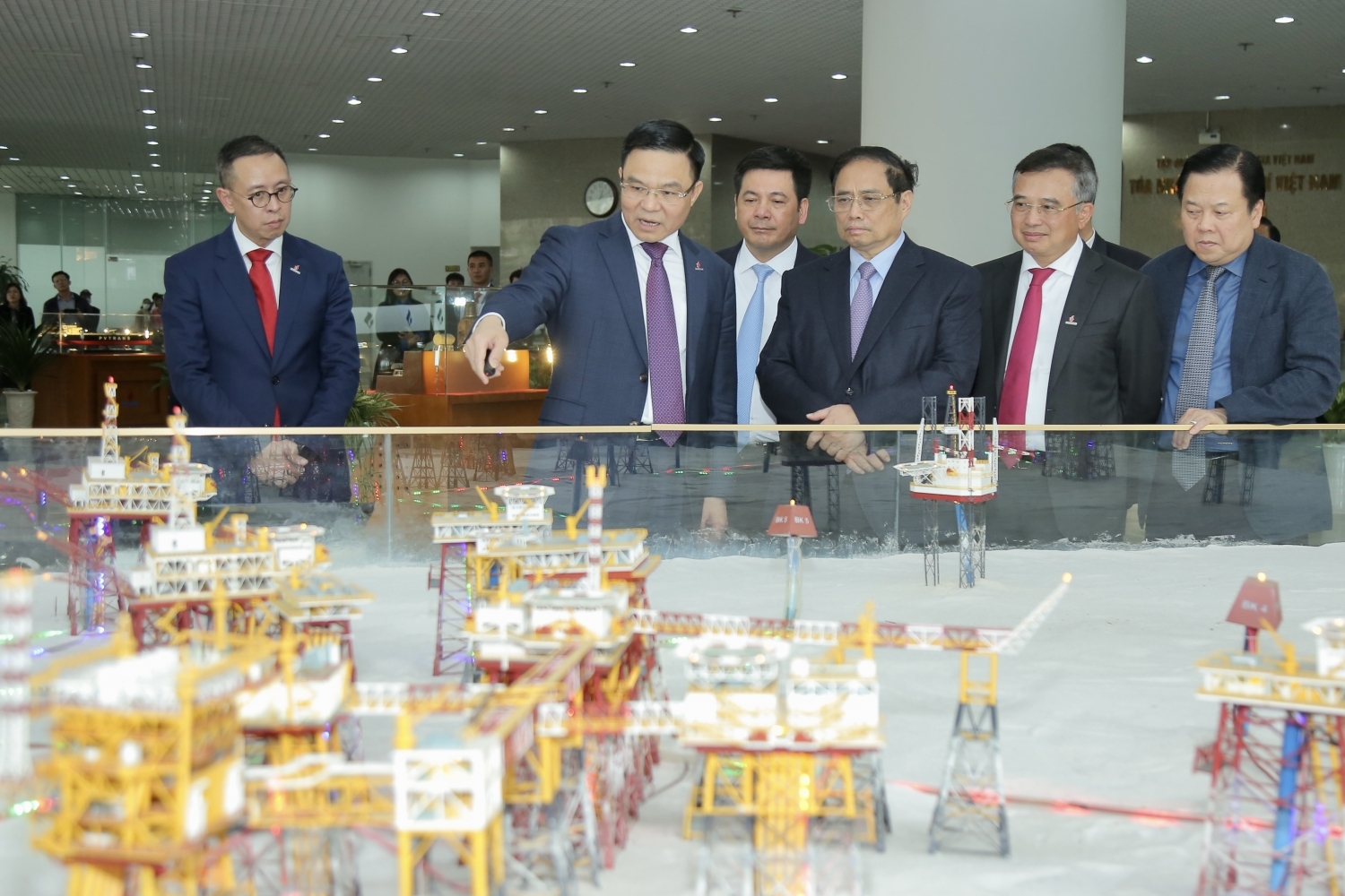 Thủ tướng Chính phủ Phạm Minh Chính nghe giới thiệu về hoạt động dầu khí tại mỏ Bạch Hổ, mỏ dầu khai thác đầu tiên tại Việt Nam
