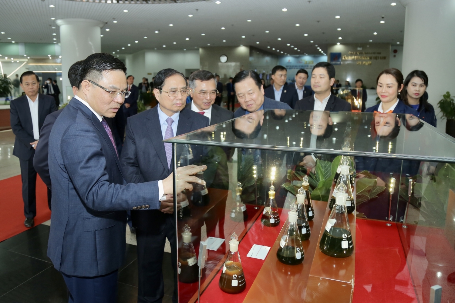 Thủ tướng tham quan khu trưng bày các mẫu dầu thô khai thác tại Việt Nam