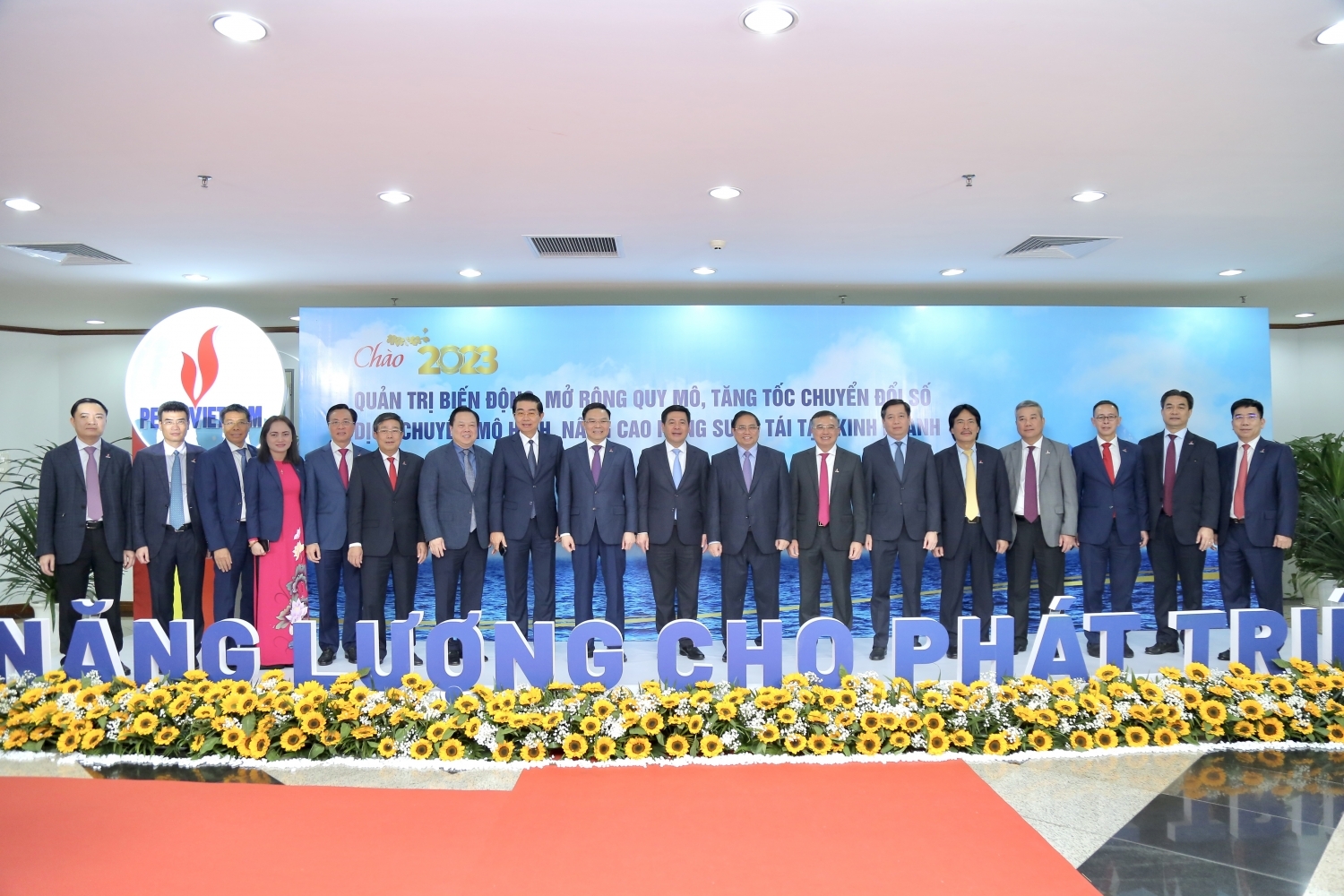 Thủ tướng Chính phủ Phạm Minh Chính chụp ảnh lưu niệm cùng lãnh đạo Tập đoàn