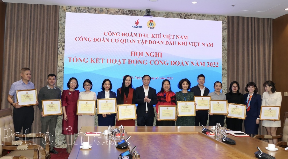 Lãnh đạo Công đoàn Cơ quan trao bằng khen cho các tập thể, cá nhân xuất sắc tiêu biểu năm 2022 