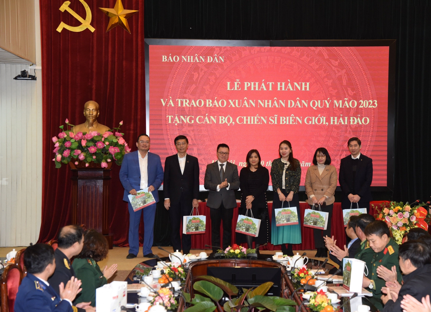 Tổng Biên tập Báo Nhân Dân Lê Quốc Minh trao quà tri ân tặng đại diện các đơn vị đồng hành và nhà tài trợ.