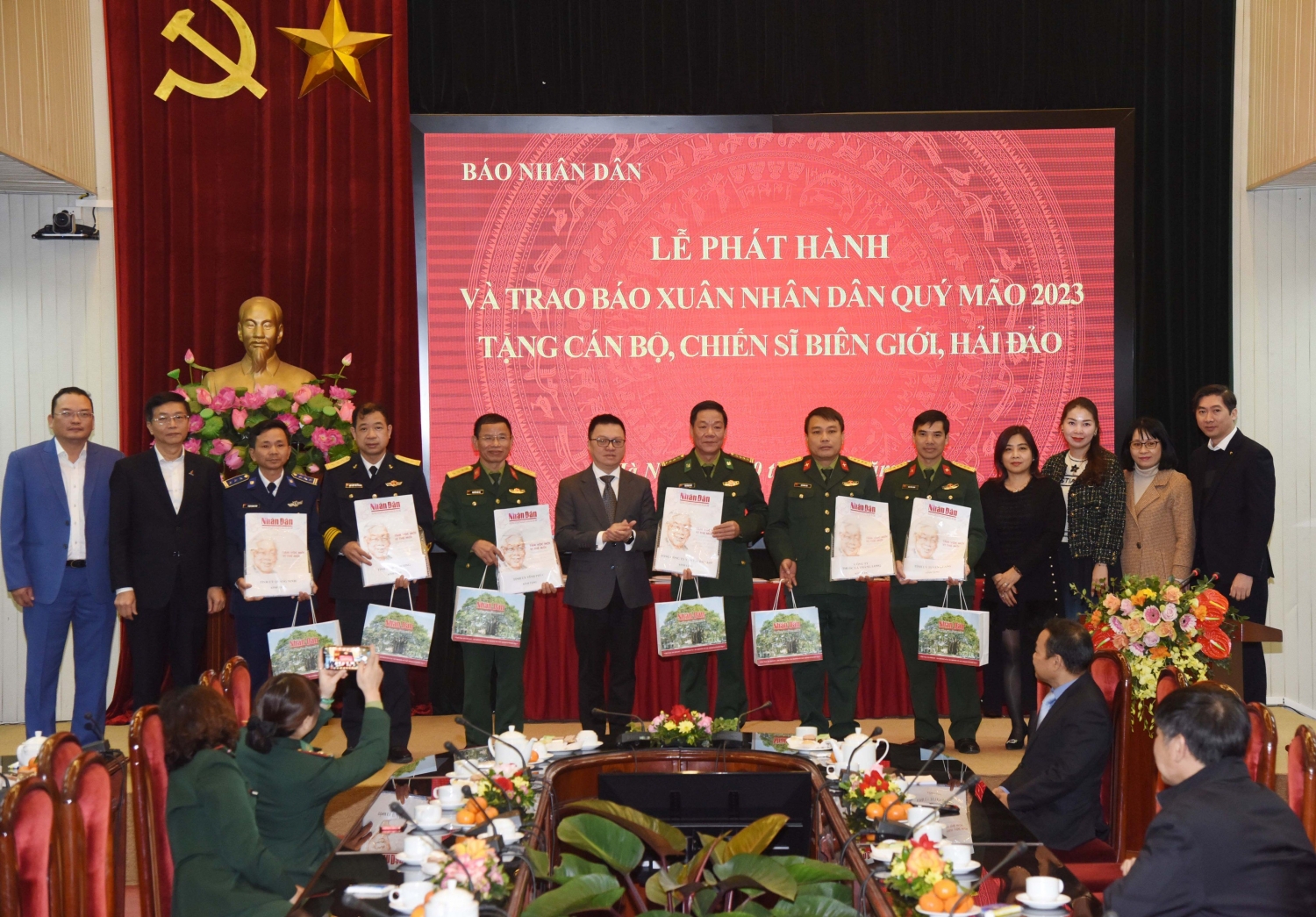 Tổng Biên tập Báo Nhân Dân Lê Quốc Minh và đại diện một số đơn vị trao tặng báo Xuân cho đơn vị nhận báo.