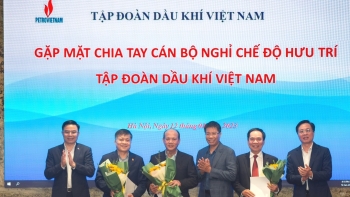 Petrovietnam trao sổ hưu cho các cán bộ, chuyên viên Cơ quan Tập đoàn