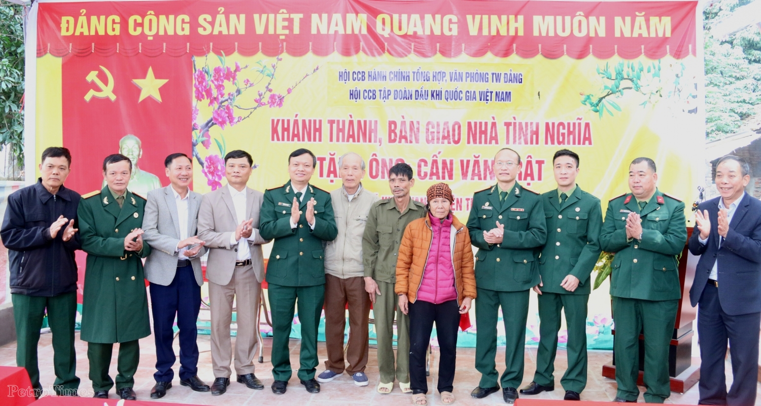 Hội CCB Tập đoàn trao nhà “Nghĩa tình đồng đội” tại Thạch Thất, Hà Nội