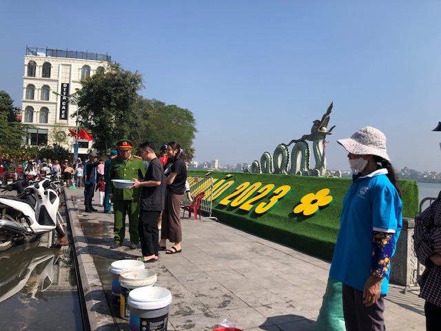 Hà Nội: Vận động người dân không thả cá xuống hồ Tây