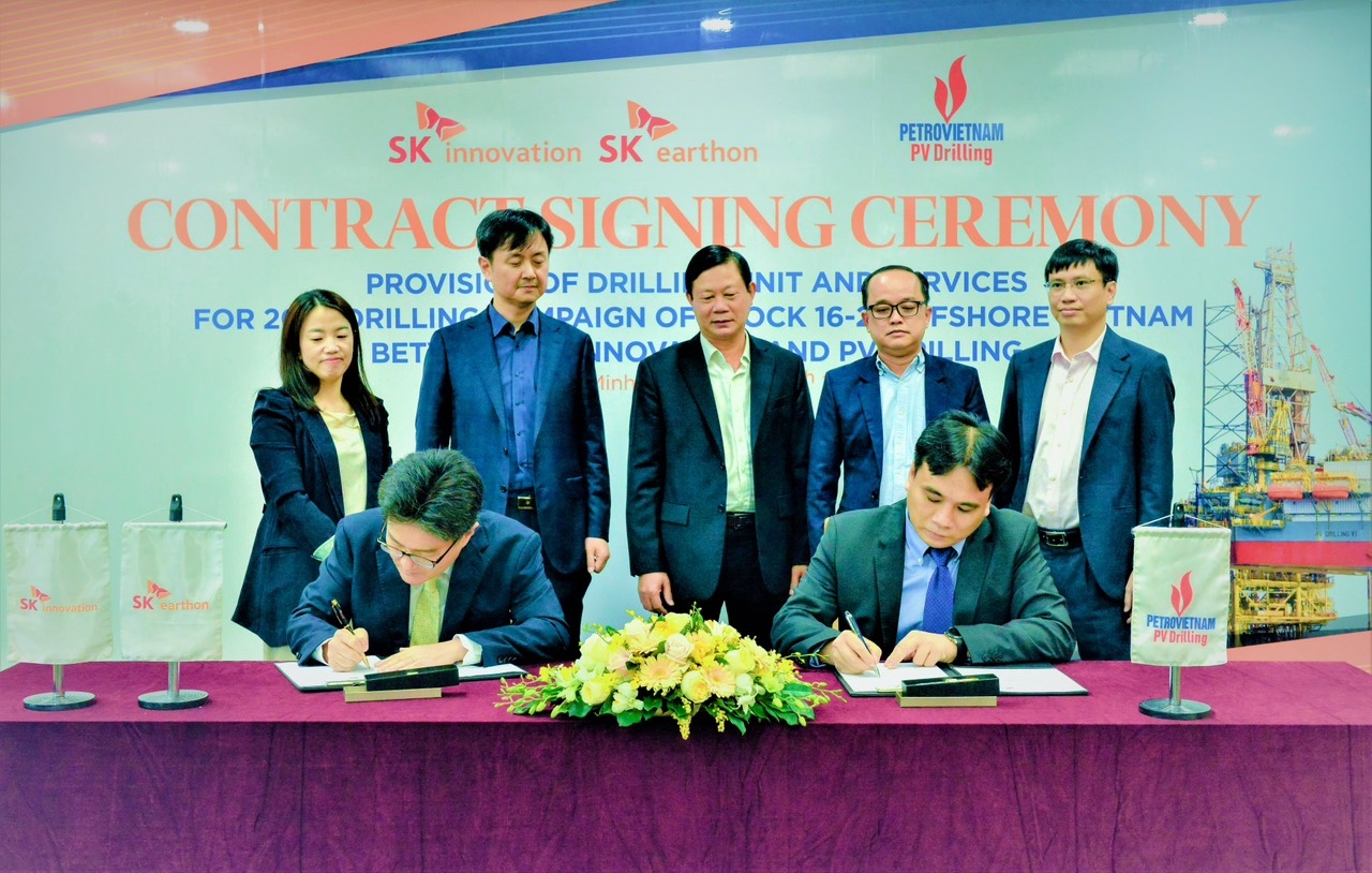 Ông Nguyễn Xuân Cường – Tổng giám đốc PV Drilling và ông Jeong Won Choi – Giám đốc điều hành SKI ký kết hợp đồng trước sự chứng kiến của lãnh đạo hai bên.