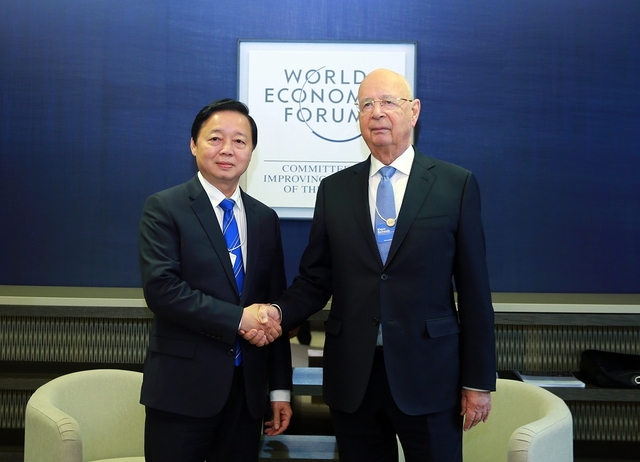 Phó Thủ tướng Chính phủ Trần Hồng Hà gặp Nhà sáng lập kiêm Chủ tịch điều hành Diễn đàn Kinh tế Thế giới (WEF) Klaus Schwab - Ảnh: VGP/Hải Minh