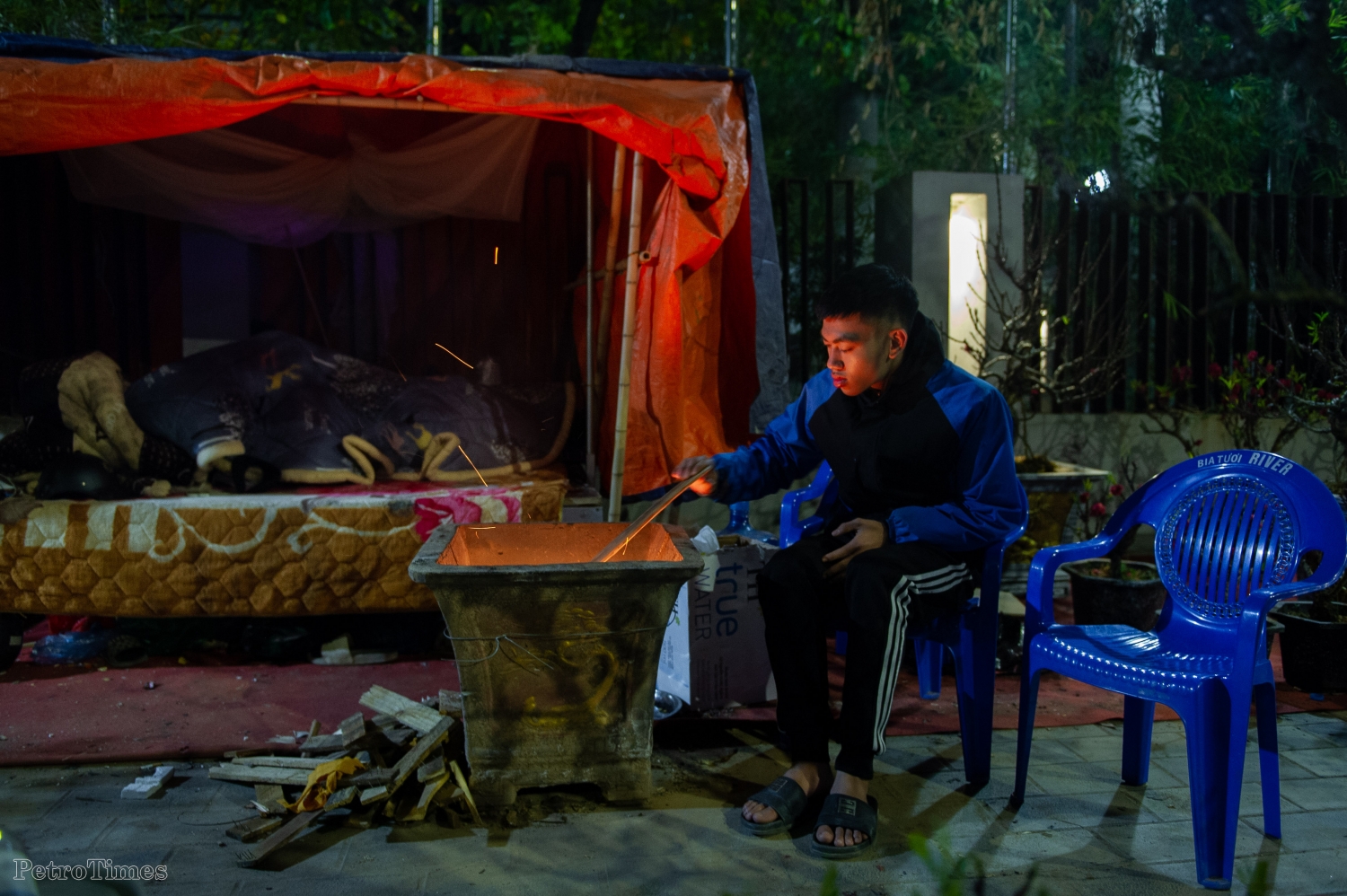 Hà Nội: Mưu sinh trong đêm rét đậm cuối năm