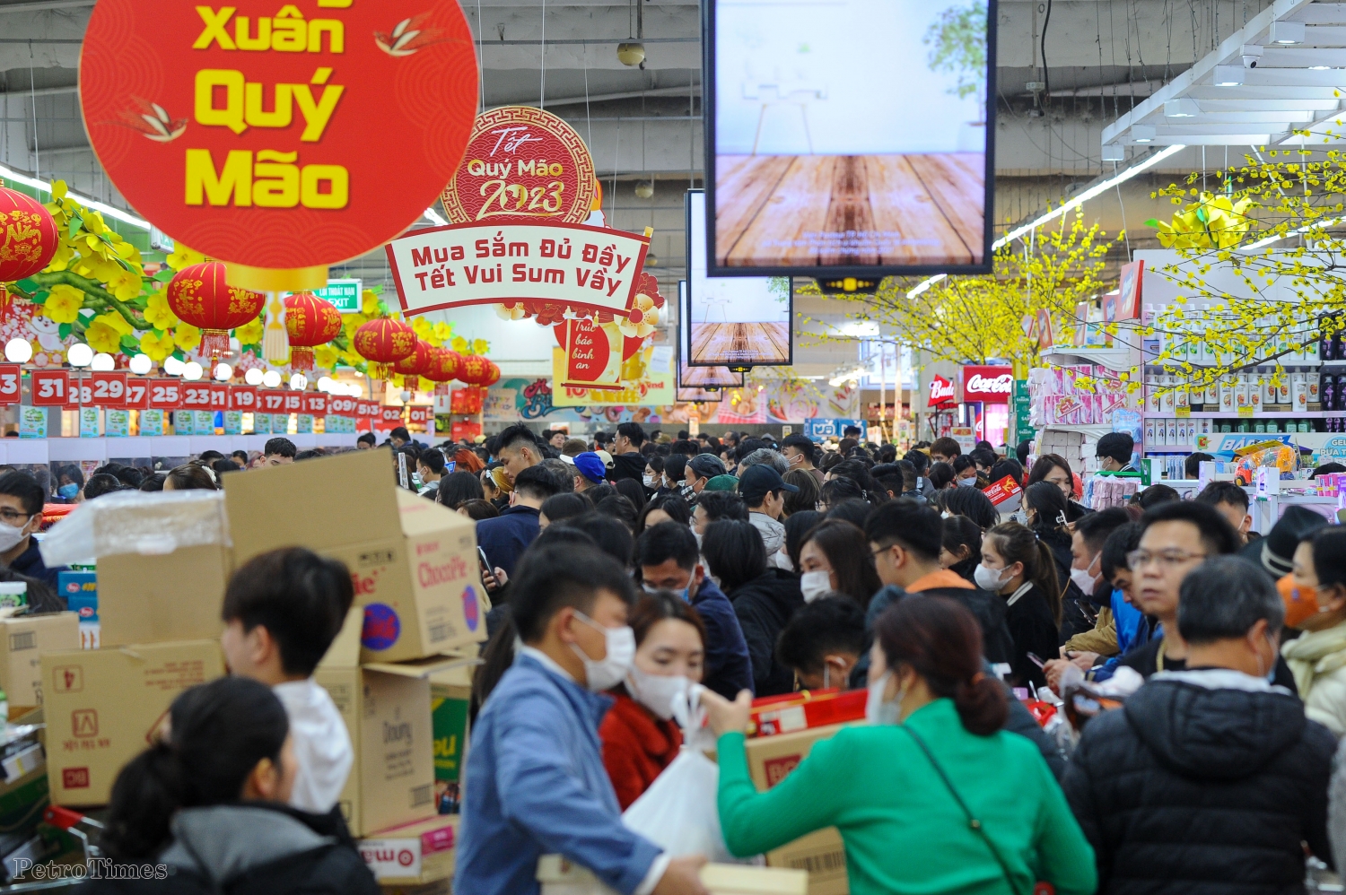 Người dân đổ về siêu thị mua sắm trước kỳ nghỉ Tết Quý Mão