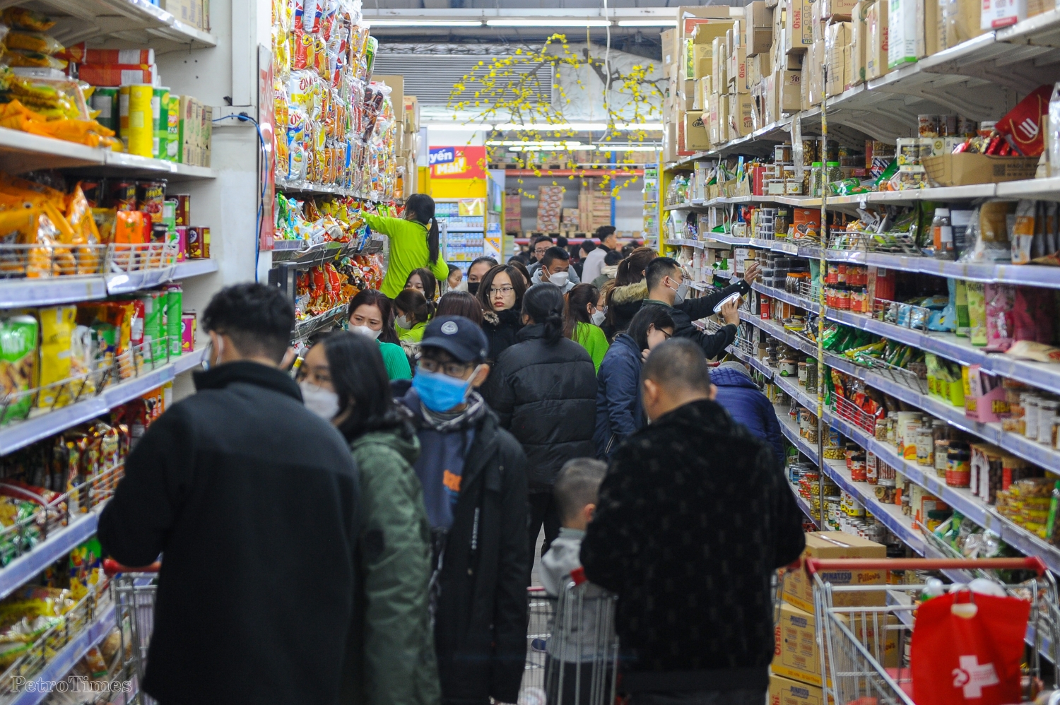 Người dân đổ về siêu thị mua sắm trước kỳ nghỉ Tết Quý Mão