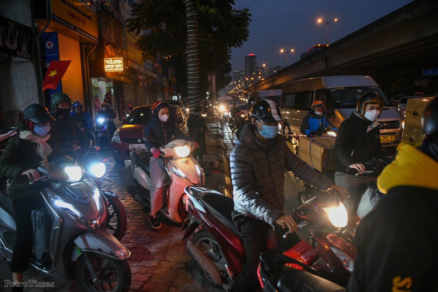Ngày làm việc cuối, người dân lỉnh kỉnh đồ đạc đi xe máy về quê trong đêm