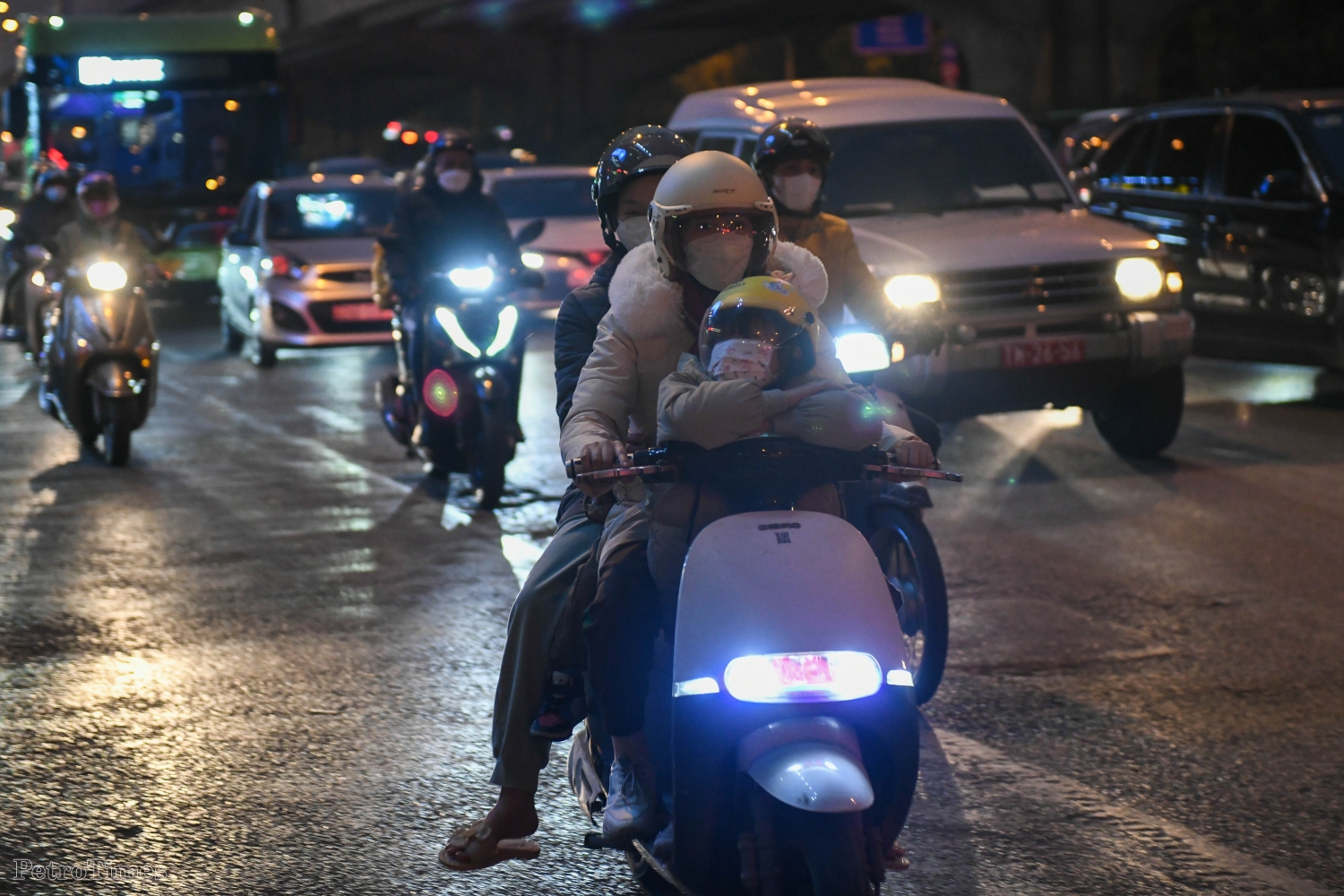 Ngày làm việc cuối, người dân lỉnh kỉnh đồ đạc đi xe máy về quê trong đêm