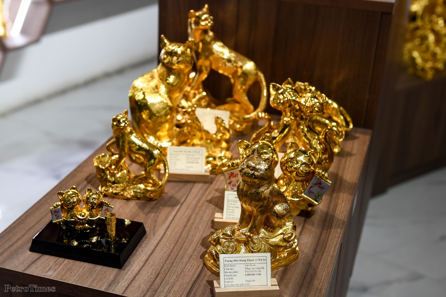 Tượng mèo mạ vàng 24K giá chục triệu đồng đón Tết Quý Mão 2023