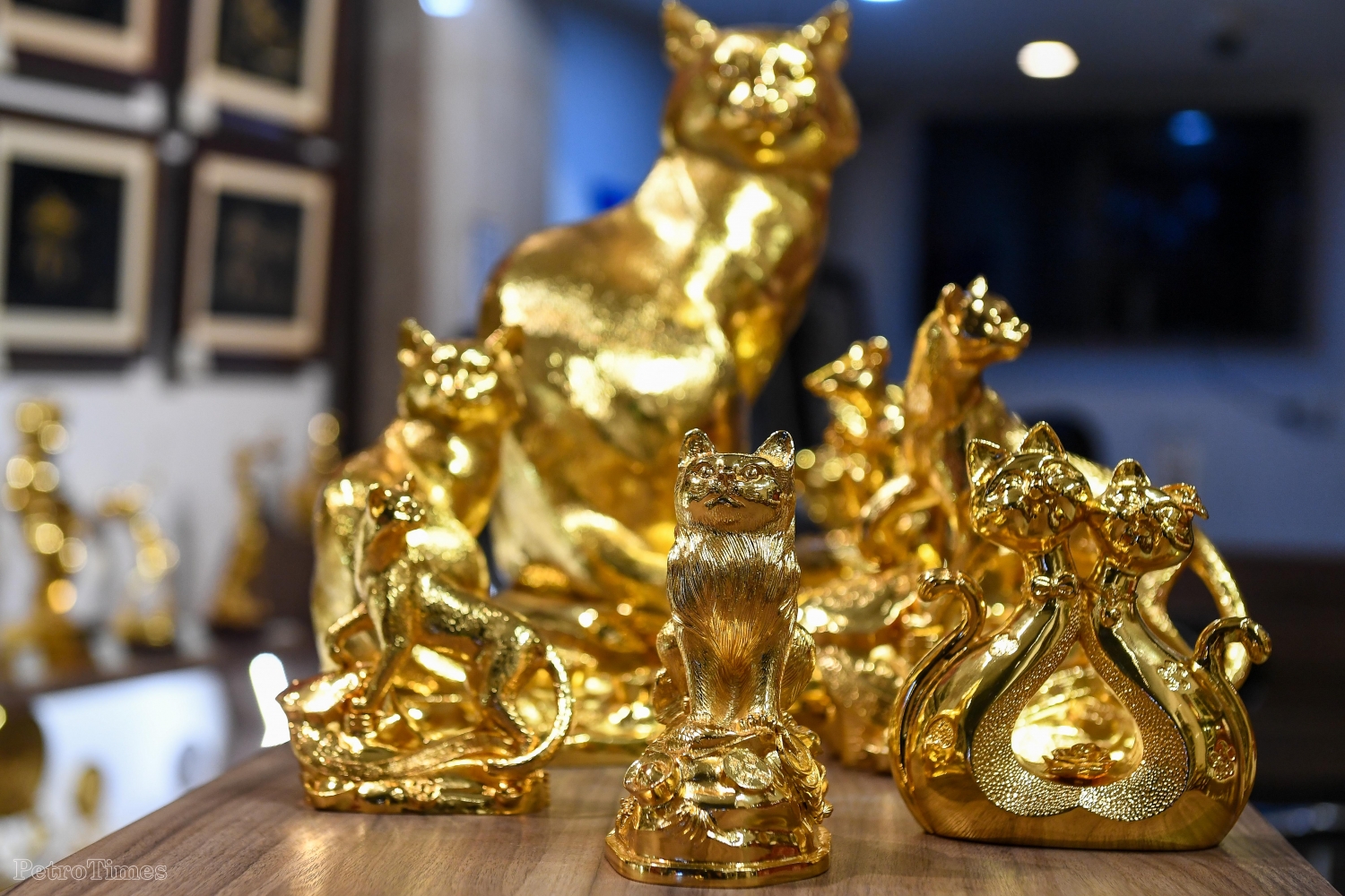 Tượng mèo mạ vàng 24K giá chục triệu đồng đón Tết Quý Mão 2023
