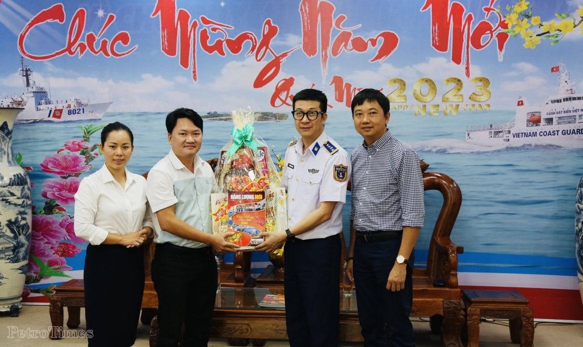 Trao tặng Tạp chí Năng lượng Mới số Xuân Quý Mão 2023 cho các đơn vị tại Bà Rịa - Vũng Tàu