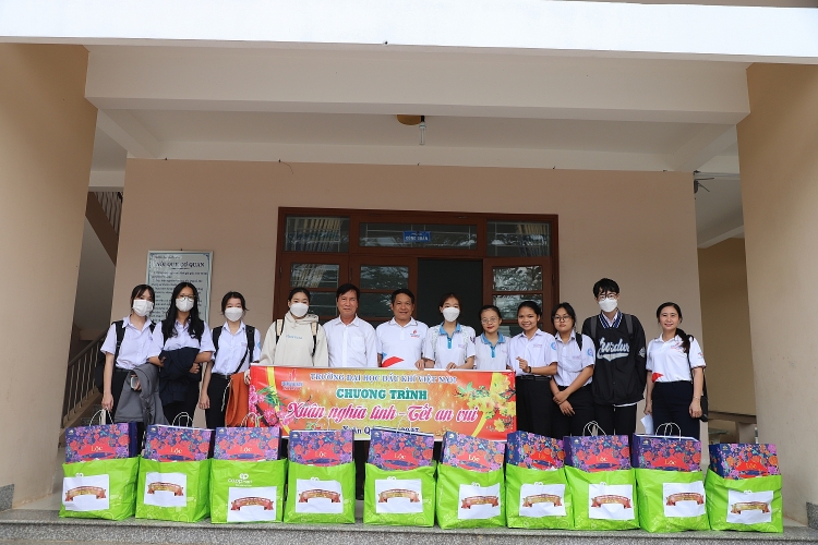 PVU thăm và tặng quà cho học sinh có hoàn cảnh khó khăn nhân dịp Tết Quý Mão 2023