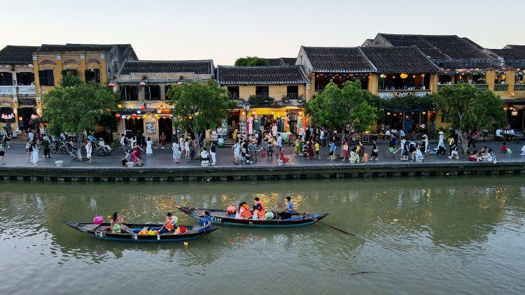 Du khách tham quan phố cổ Hội An bằng đường thủy trên sông Hoài, tháng 7/2022. Ảnh: Đắc Thành