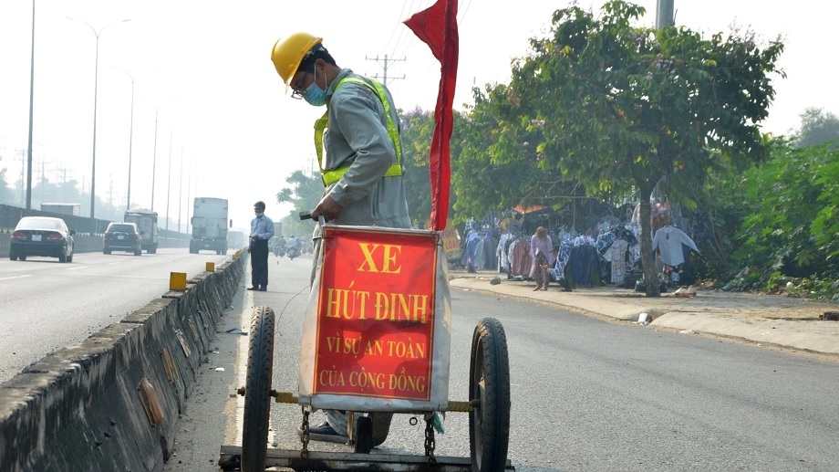 Ba người đàn ông hút đinh miễn phí giúp người dân an toàn những ngày Tết